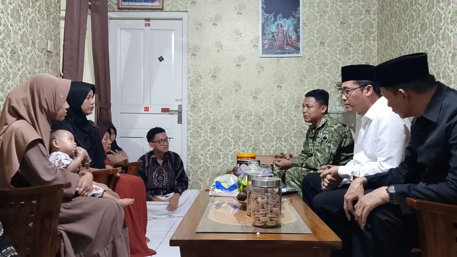 Penghormatan Terakhir bagi Serka Muhammad Nur Ichwan, Rumah Duka Dipenuhi Doa dan Belasungkawa