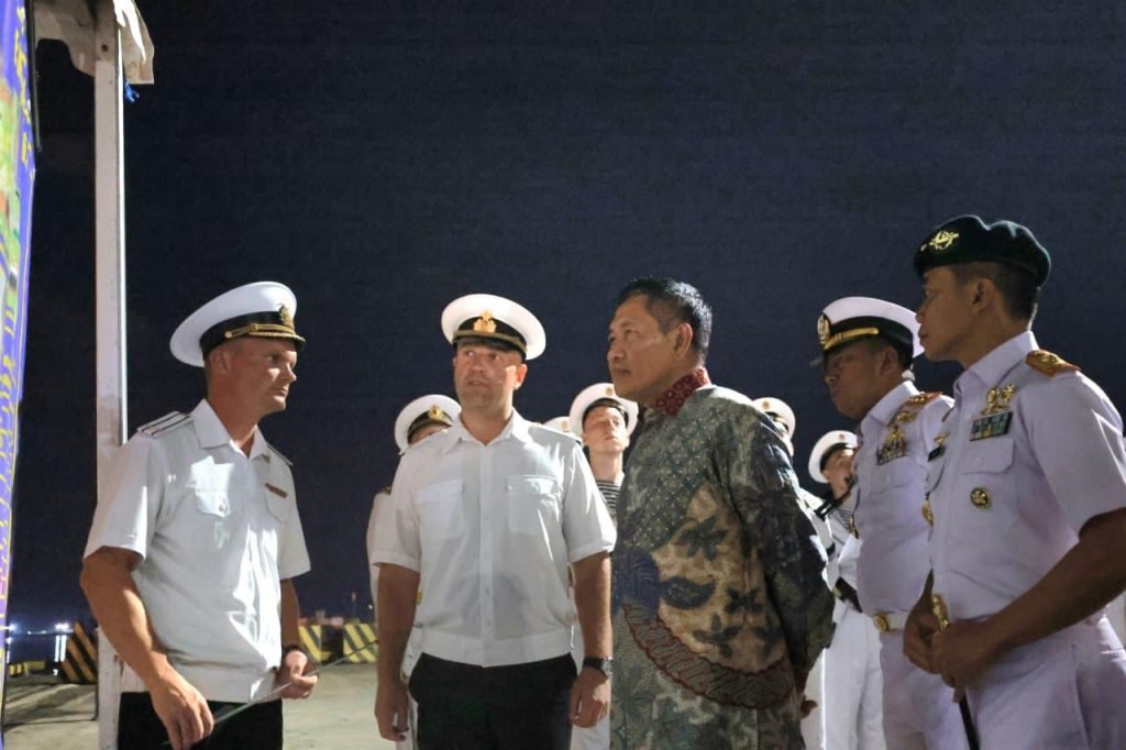 Pererat Diplomasi Maritim, Wamenhan RI Hadiri Undangan Resepsi di Atas Kapal Korvet Rusia di Jakarta