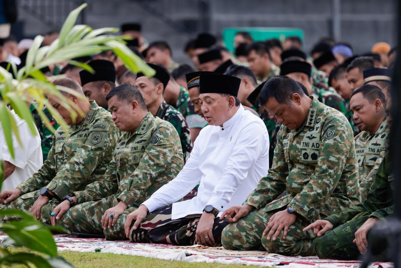 Menhan Laksanakan Salat Iduladha Bersama Prajurit dan Masyarakat di Makodam XVIII/Kasuari