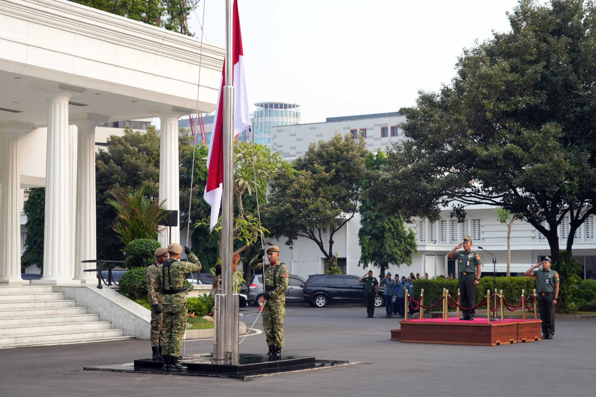 Dirjen Renhan Kemhan Pimpin Upacara Bendera Bulanan, Tekankan Peningkatan Kinerja Pegawai