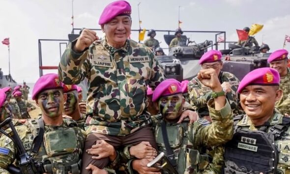 Menhan RI Dianugerahi Warga Kehormatan dan Brevet Kehormatan Korps Marinir