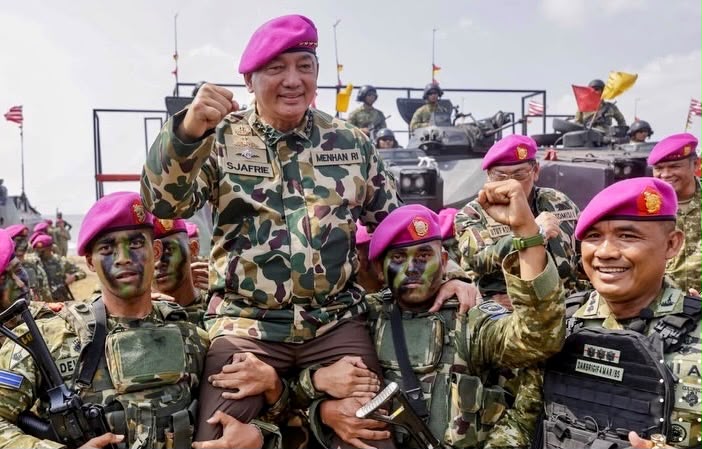 Menhan RI Dianugerahi Warga Kehormatan dan Brevet Kehormatan Korps Marinir
