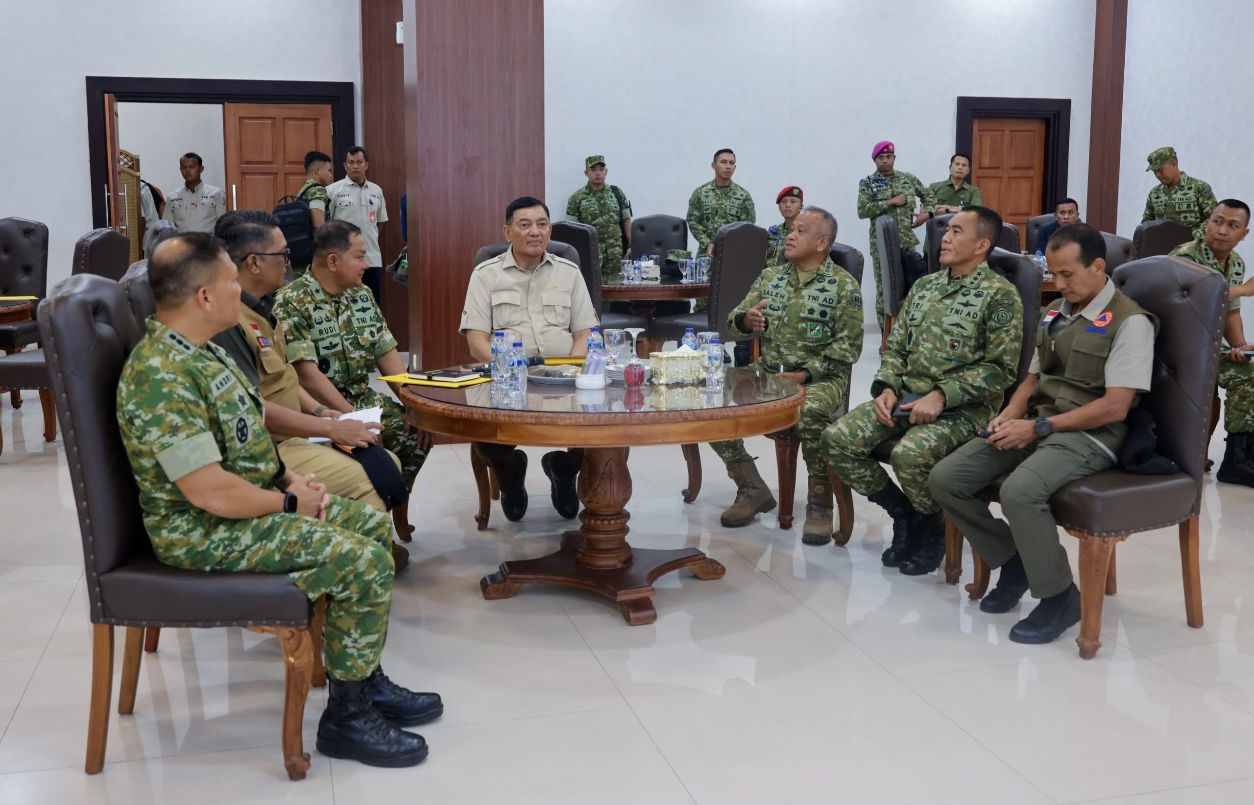 Menhan Sjafrie Pimpin Rapat Penanganan Karhutla di Riau
