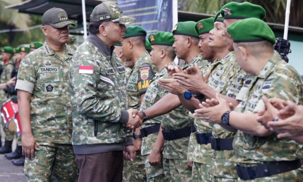 Menhan Tinjau Yonif TP 907/Dewa Shahdan, Tekankan Disiplin dan Jaga Kepercayaan Rakyat