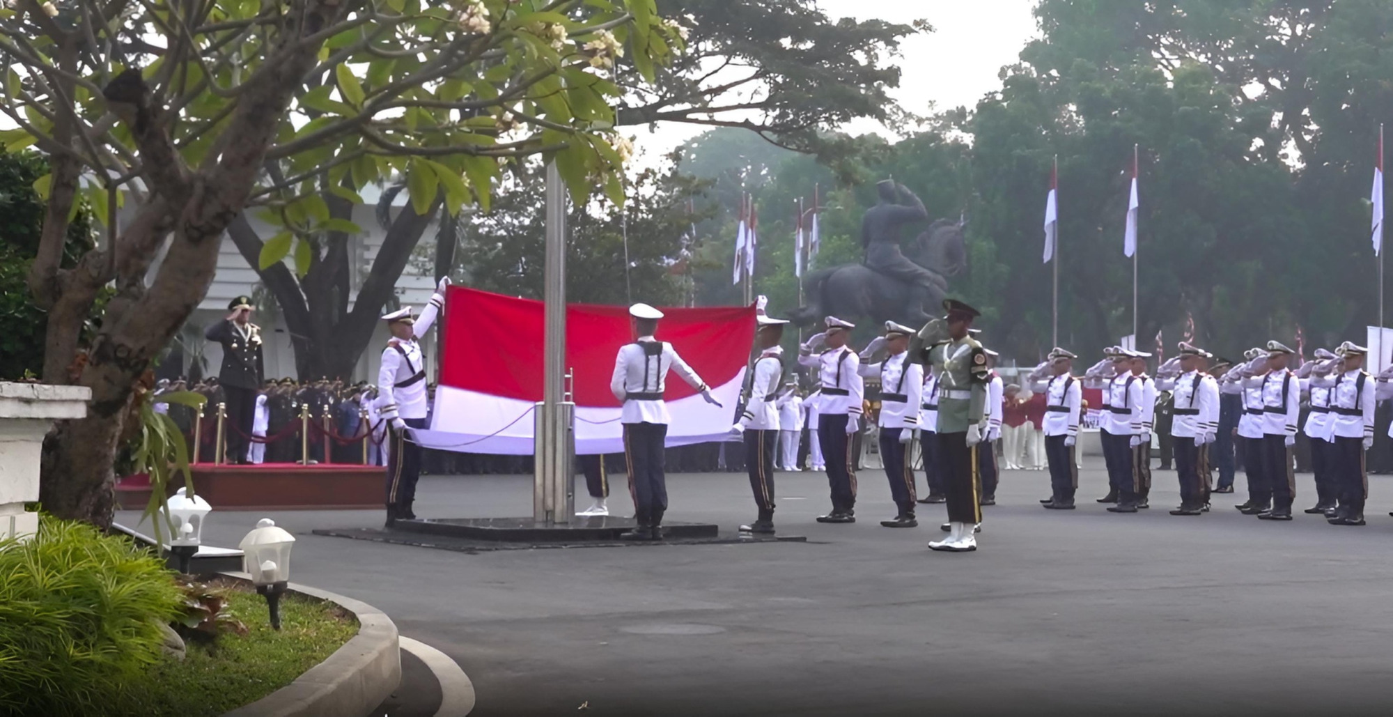 Sekjen Kemhan Pimpin Upacara Peringatan HUT ke-81 Kemerdekaan RI