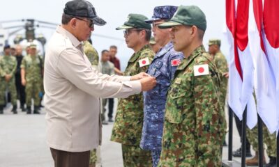 Atas Nama Negara, Menhan Sjafrie Anugerahkan Satyalancana Dharma Samudera kepada Personel JMSDF yang Terlibat Penanganan Karhutla