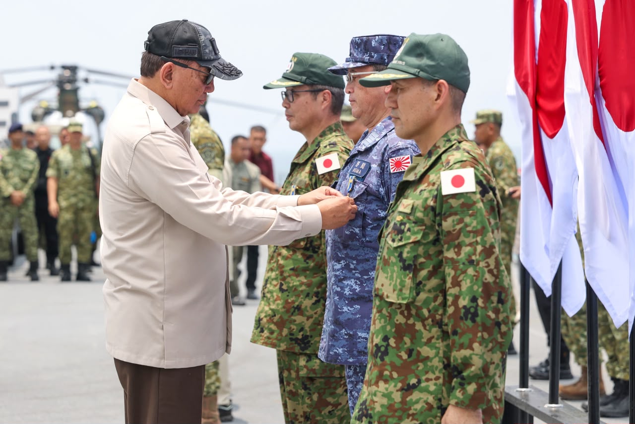 Atas Nama Negara, Menhan Sjafrie Anugerahkan Satyalancana Dharma Samudera kepada Personel JMSDF yang Terlibat Penanganan Karhutla