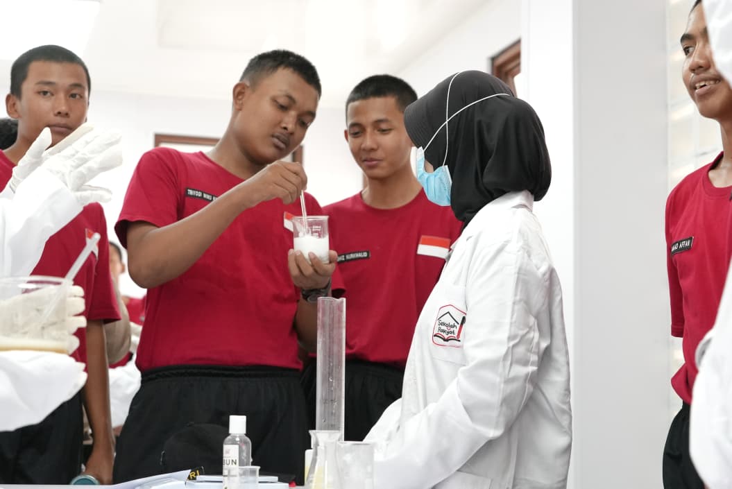 Kadet KKRI Kunjungi Sekolah Rakyat di Bogor, Disambut Hangat dan Berbagi Inspirasi dengan Siswa