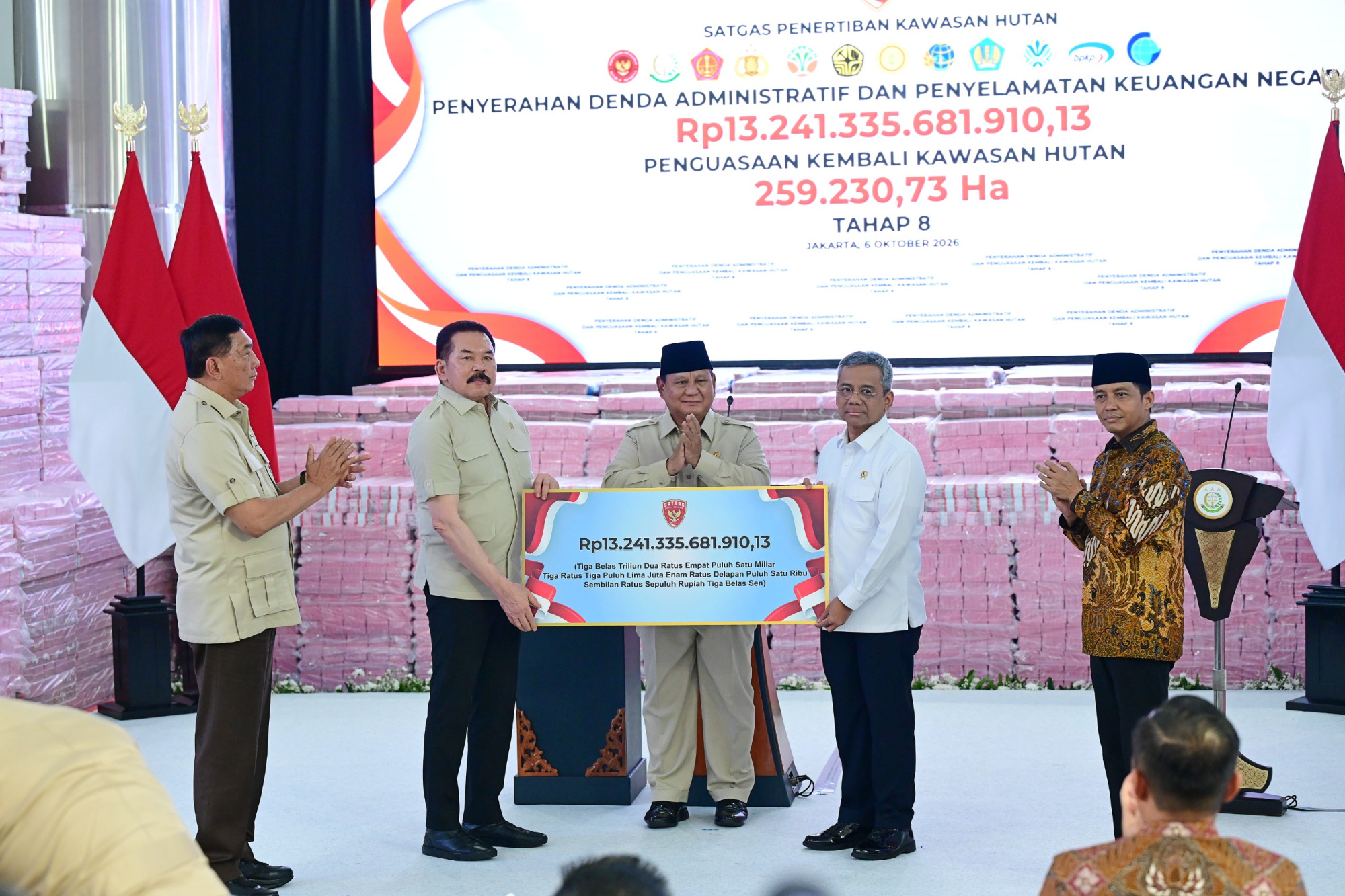 Disaksikan Presiden, Menhan Hadiri Penyerahan Rp13,2 Triliun dan 259 Ribu Hektare Kawasan Hutan Kepada Negara