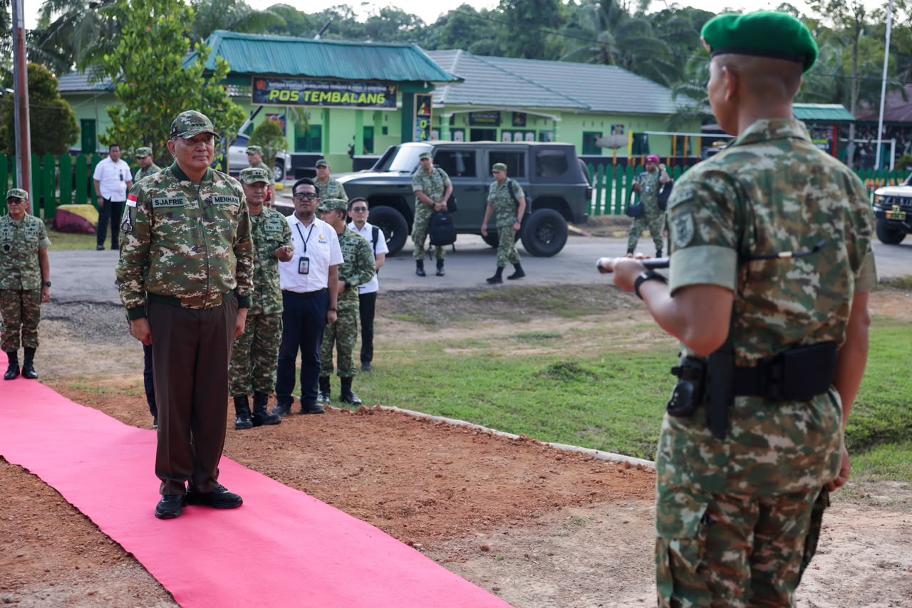 Tinjau Yonif TP 881/Baratama Dharma di Sebuku Nunukan, Menhan Sjafrie: Prajurit Perbatasan Harus Siap Hadapi Ancaman dan Mengawal Kedaulatan NKRI