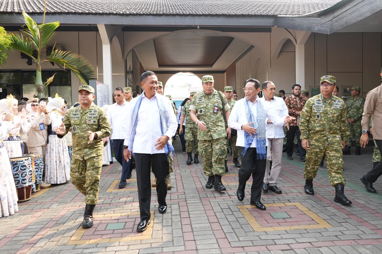 Wamenhan Bersama Wamenkes Tinjau Kesiapan RS Tk. II Dustira Layani Prajurit dan Masyarakat