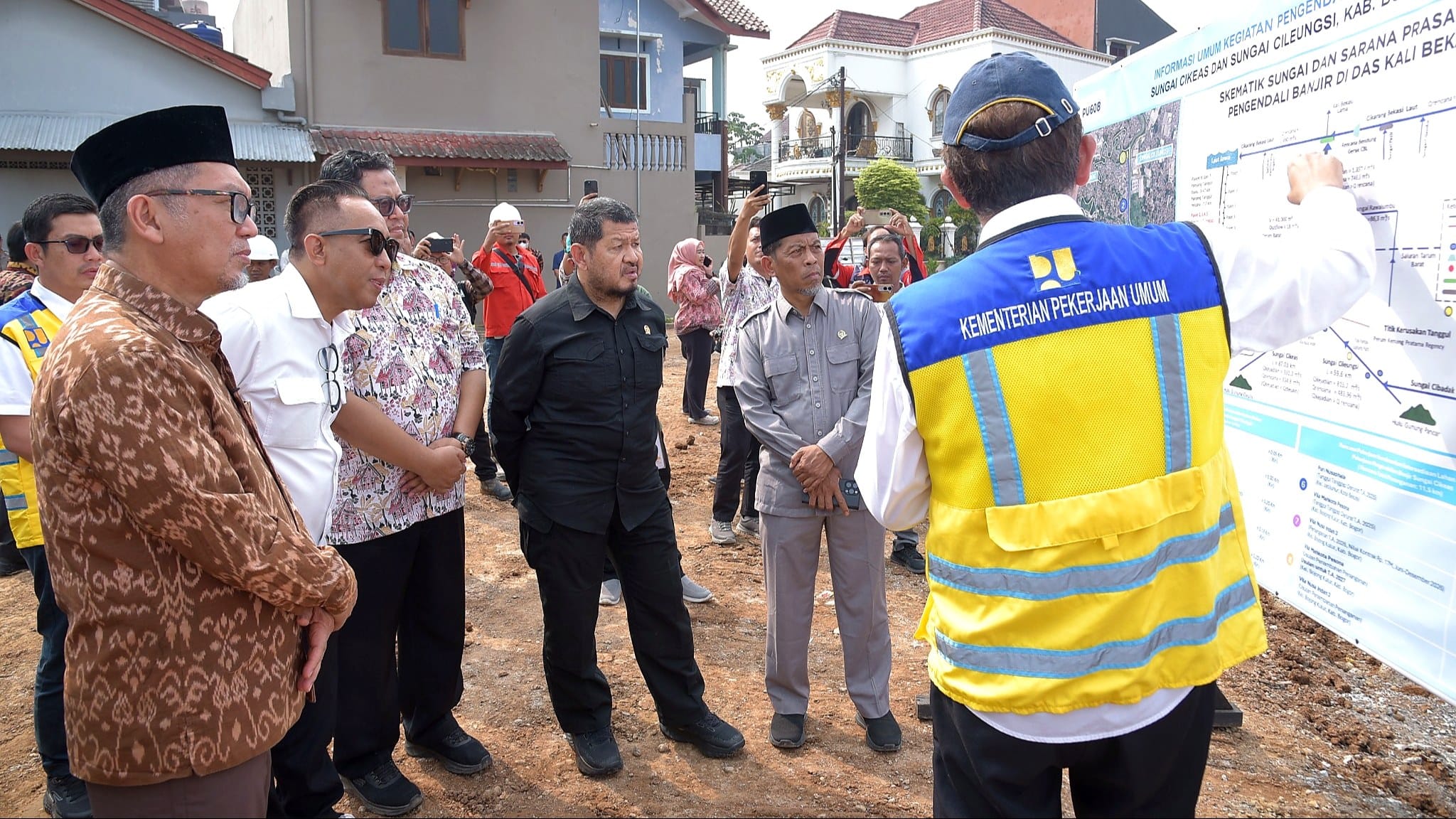 Bantaran Sungai Hambat Penanganan Banjir, Roberth Rouw Minta Pemda Bertindak